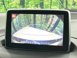 【バックカメラ】駐車時に後方がリアルタイム映像で確認できます。大型商業施設や立体駐車場での駐車時や、夜間のバック時に大活躍！運転スキルに関わらず、今や必須となった装備のひとつです！