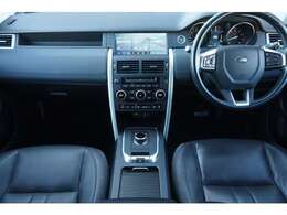 内装色はエボニーで落ち着いた雰囲気の内装です。