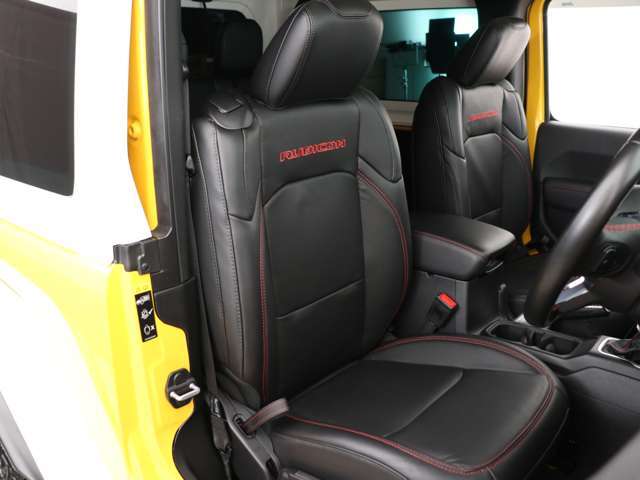 運転席はかなり状態の良い綺麗なシートになっています！