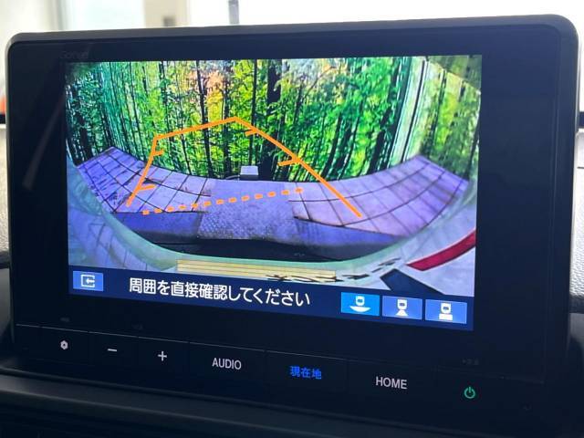 【バックカメラ】駐車時に後方がリアルタイム映像で確認できます。大型商業施設や立体駐車場での駐車時や、夜間のバック時に大活躍！運転スキルに関わらず、今や必須となった装備のひとつです！