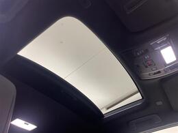 【ムーンルーフ】天井から太陽の穏やかな光や爽やかな風を取り込むことができる、トヨタの「サンルーフ」です！頭上のスイッチでムーンルーフを開閉することができます。