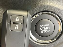 【キーレススタートシステム】カバンやポケットに入れたままでもドアの施錠・解錠が可能なスマートキーを装備。エンジンのオン・オフ時もカギを取り出す必要が無いからとっても便利です♪
