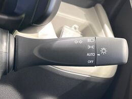 【オートライト】周りの明るさに応じて自動でヘッドライトの点灯・消灯ができる機能です！ライトの付け忘れ・消し忘れなどが無くなり、雨の日や夕方の走行も安心！トンネル通過時も便利ですね♪