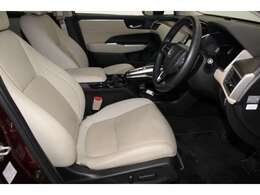 ゆったりとした運転席、助手席です。パワーシートでいろんな人のドライブポジションに合います。