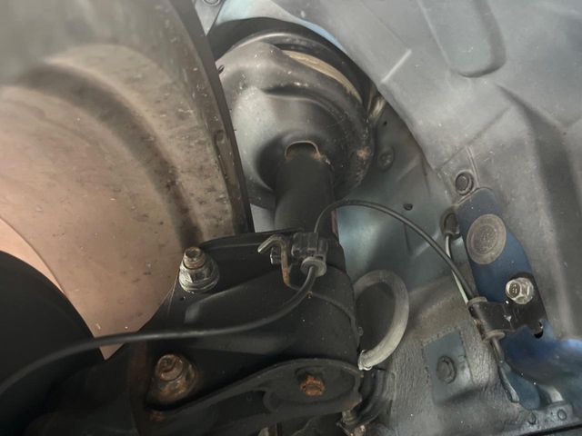 お車を安心してお乗りいただく為には、足回りの定期点検が欠かせません。サービスサポート（有償保証）では無料点検もご提供しており、安心のカーライフをお過ごしいただけるサポート体制が整っています。
