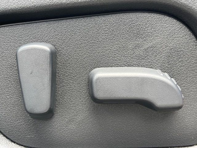 【パワーシート】スイッチ一つで簡単にシートの微調整が可能！電動だから力もいりません！快適なシートポジションにセットして、快適なドライブをお楽しみください。