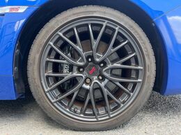 【ブレンボ製キャリパー】ハイパワー車両には強力なブレーキが必須！世界のスーパーカーにも採用されるイタリアの高級メーカー「ブレンボ」を装着！色鮮やかなキャリパーがスポーティな印象を引き立てます♪