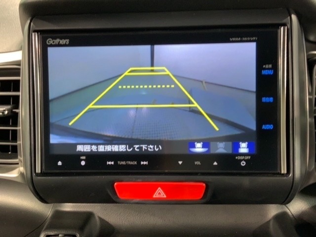 リバースギアに入れるだけで後方の表示へ切り替わります。夜間や雨の日の駐車も楽になりますよ。