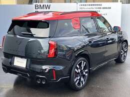 ★ワイド・トレッド、ロング・ホイールベース、ショート・オーバーハング、低重心。ボディの四隅にホイールを配置したMINIは、生粋のアスリートです。