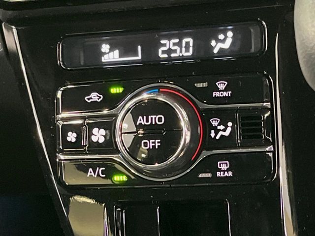 【オートエアコン】一度お好みの温度に設定すれば、車内の温度を検知し風量や温度を自動で調整。暑い…寒い…と何度もスイッチ操作をする必要はありません。快適な車内空間には必須の機能ですね♪