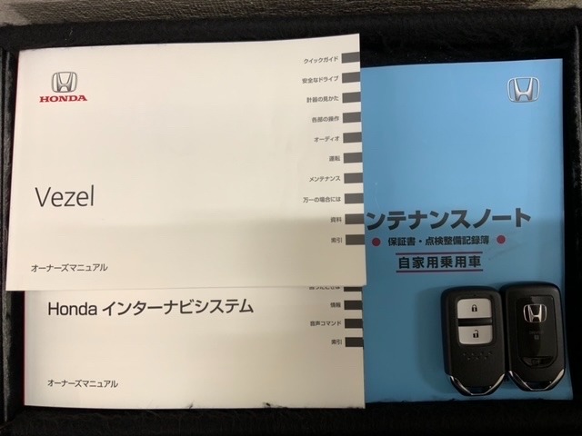 スマートキーは鍵をバッグに入れたままでもドアロックの開閉やエンジンのON・OFFができます。夜間や雨の日も鍵を探さなくて良いので便利です。