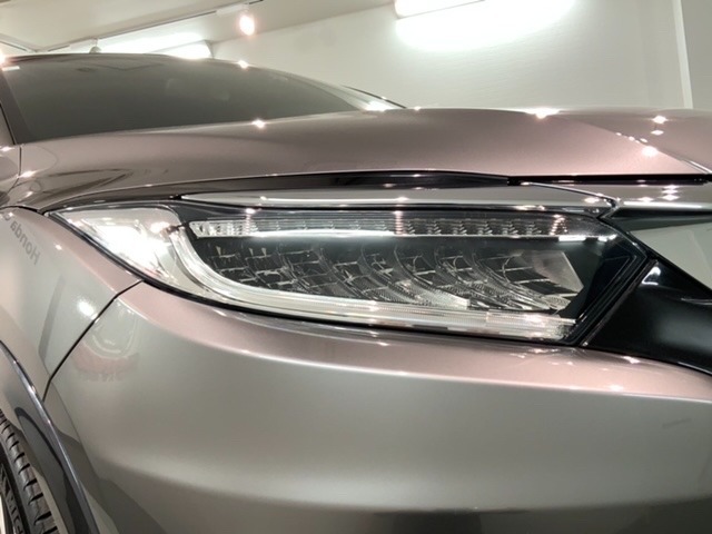 LEDヘッドライトは、点灯の瞬間から最大光量を発揮し、突然暗くなるトンネルなどでの安定感を高めます。