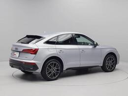 quattro（4WD）で雪道や滑りやすい道路はもちろんのこと日常の運転シーンでも安心と安全、さらにスポーティーなドライビング体験を提供します