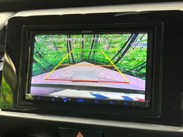 【バックカメラ】駐車時に後方がリアルタイム映像で確認できます。大型商業施設や立体駐車場での駐車時や、夜間のバック時に大活躍！運転スキルに関わらず、今や必須となった装備のひとつです！