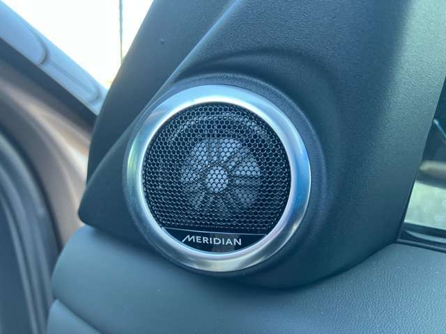 【MERIDIAN】低音から高音までをクリアに再現し車内に臨場感溢れる音響空間を提供致します。