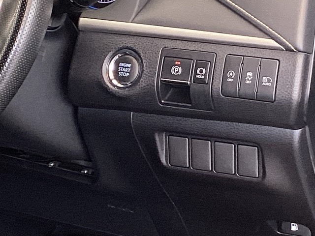 運転席の右側に、電子制御パーキングブレーキのスイッチがあります。