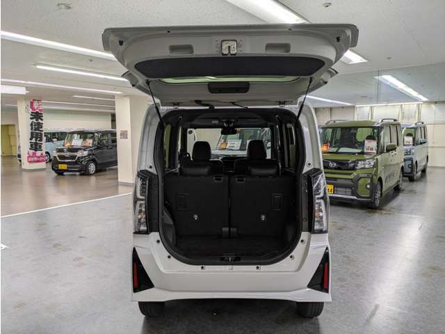 支払総額は、『店頭納車に関わる際の全ての費用』です。県外（市外・遠い地域の方）のお客様には、県外登録費用、陸送費など別途費用がかかりますのでお気軽にお問い合わせ下さい。
