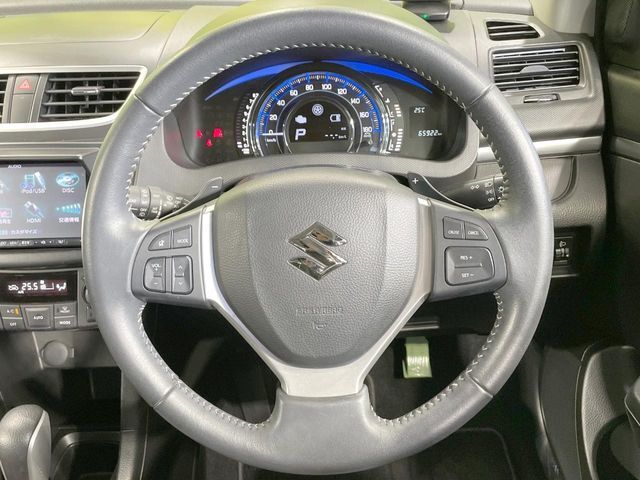 インテリアに合わせたデザインのステアリングは、運転される方のことも考え、運転しやすい形状、大きさです。是非一度、実際に触ってお確かめください。