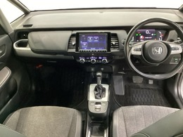 車内は光触媒抗菌消臭施工済です。スタイリッシュなデザインでスポーティなインパネ周りを演出します。グローブボックスやカップホルダーのほかにトレーなどたくさんの収納スペースが付いています。