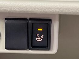 【シートヒーター】寒い日に重宝するシートヒーター！エアコンより早く温まってくれるので寒がりの人も安心ですね♪エアコンの温風は乾燥するから苦手、という方にもをおすすめです。