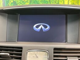 【メーカー純正8型ナビ】インテリアに溶け込むスタイリッシュな「専用設計」メーカーナビを装備♪視認性や操作性など基本性能にも優れ、より上質なカーライフをお楽しみいただけます。