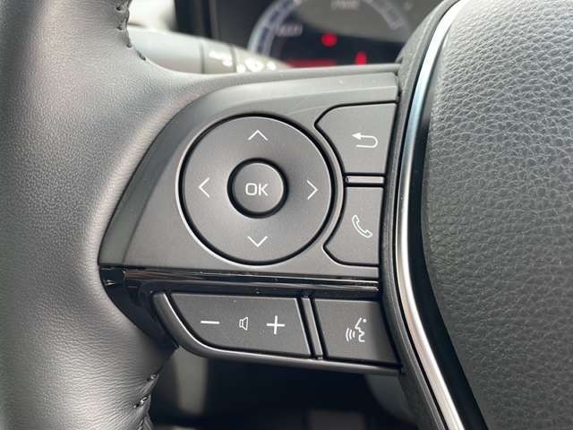 【ステアリングスイッチ】運転中に目線を下げることなく、ナビ操作・音量調節ができる機能です♪