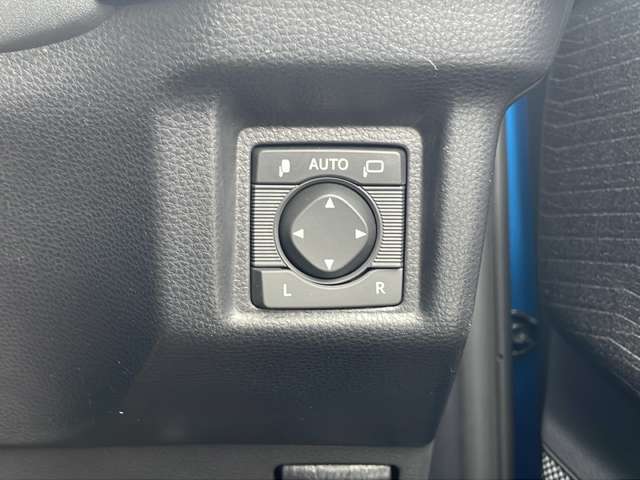 【電動格納ミラー】ドライバーの目線に合わせ、ミラーの上下左右調整が可能です♪