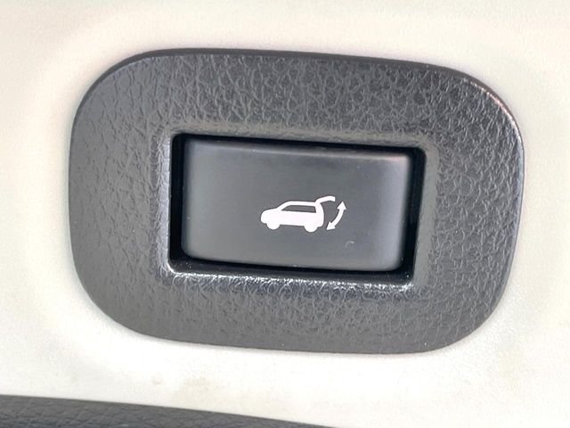 【パワーバックドア】スマートキーや運転席のボタンを押すだけでリアゲートが自動で開閉します！荷物を持っている時や、高い位置にあるバックドアを閉める際に便利な機能です♪