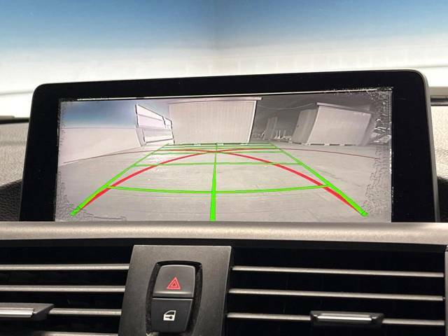 ●ガイドライン付きバックカメラ：不安な駐車もこれで安心！ガイドライン付きなので狭い箇所での駐車もラクラクです！
