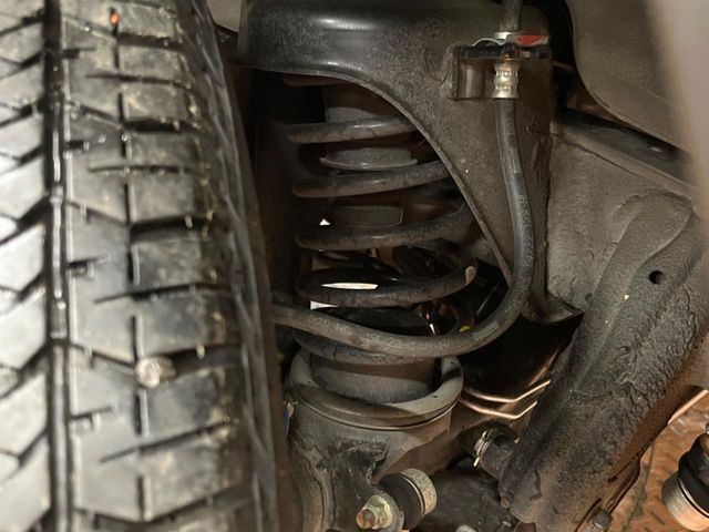 お車を安心してお乗りいただく為には、足回りの定期点検が欠かせません。サービスサポート（有償保証）では無料点検もご提供しており、安心のカーライフをお過ごしいただけるサポート体制が整っています。