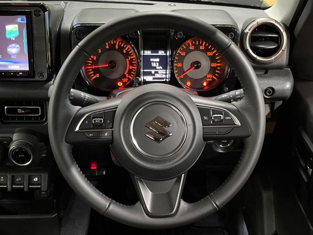 【純正革巻きステアリング】上質な革を使用することで、手にしっかり馴染みとても運転しやすいハンドルです♪