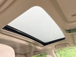 【サンルーフ】ボタンひとつで開閉可能！開放感たっぷりのサンルーフが装着されています！車内に明かりを取り入れたり景色を楽しむ以外にも、よどみがちな車内の空気も簡単に換気できて快適です！