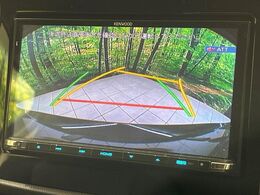 【バックカメラ】駐車時に後方がリアルタイム映像で確認できます。大型商業施設や立体駐車場での駐車時や、夜間のバック時に大活躍！運転スキルに関わらず、今や必須となった装備のひとつです！