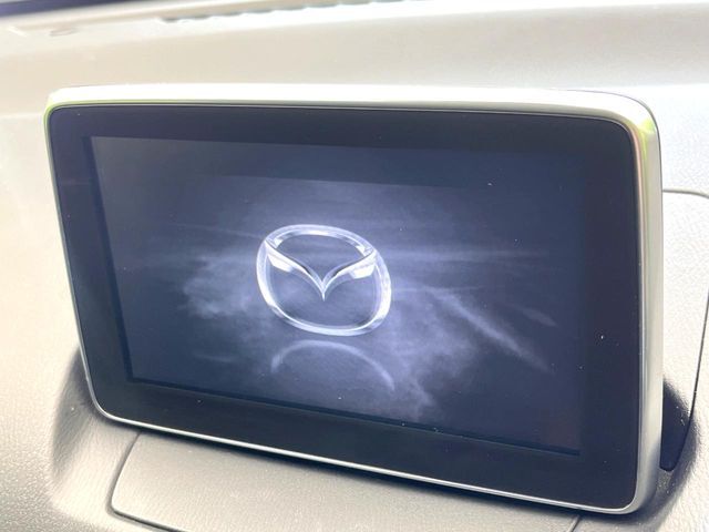 【マツダコネクトナビ】車内の雰囲気にマッチした一体型タイプのナビ。各種車輌設定やBluetooth再生等、様々な機能が楽しめます。直感的なダイヤル操作が可能で、使い勝手も良好です。