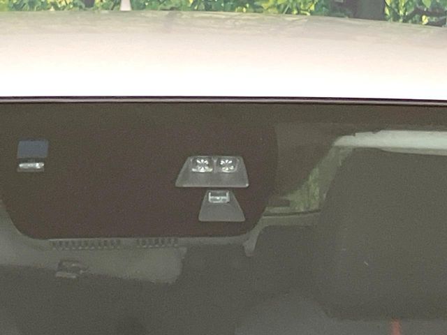 【スマートブレーキサポート】走行中に前方の車両等を認識し、衝突しそうな時は警報とブレーキで衝突回避と被害軽減をアシスト。より安全にドライブをお楽しみいただけます。