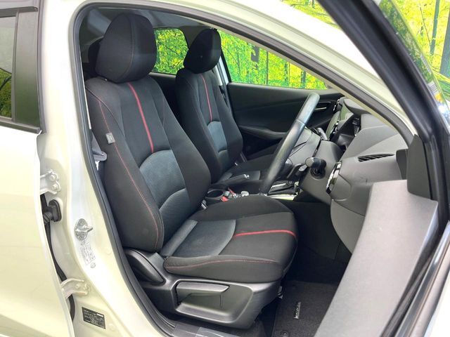 運転席シート廻りは使用感も少なく、良好な状態となっています。丁寧に使われていたことがよくわかりますね。