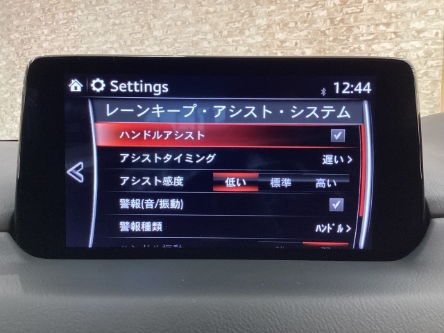 ハンドル操作をアシストすることにより車線からの逸脱回避を支援します。