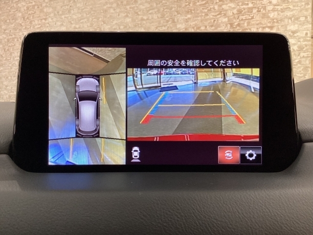 狭い場所での駐車やすれ違いなどでより的確な運転操作に役立つ360°ビューモニターが装備されています。