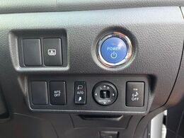 【電動格納ミラー】サイドミラーは電動格納式となっており、狭い駐車場でもキズがつくリスクを抑えられます。