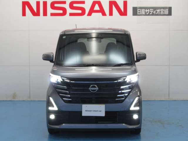 白色光で遠方まで明るく照らしだし、ナイトドライブでの安全運転をサポート