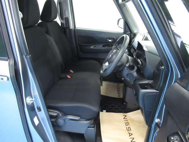 運転席の足元も広く余裕があります　シートリフター付きで小柄な方でも高さ調整が可能です