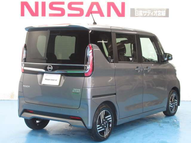 狭い駐車場での乗り降りや荷物の出し入れにとても便利なスライドドア