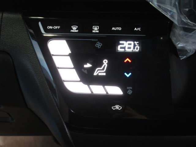 オートエアコンで車内はいつも快適　設定温度で風向きや風量を調節してくれます