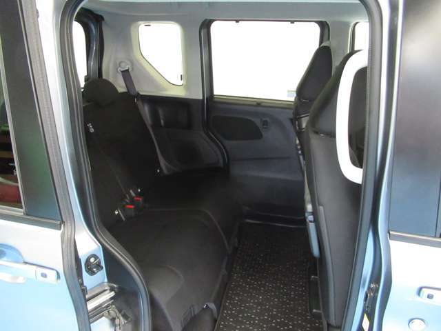 リヤシートは左右分割でシートスライド　個別でシート位置が調整可能