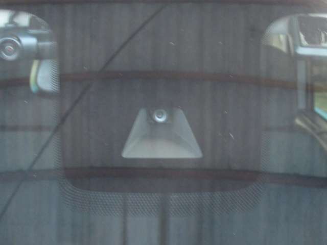 前方の車両を検知。 エマージェンシー（衝突軽減）ブレーキ装備