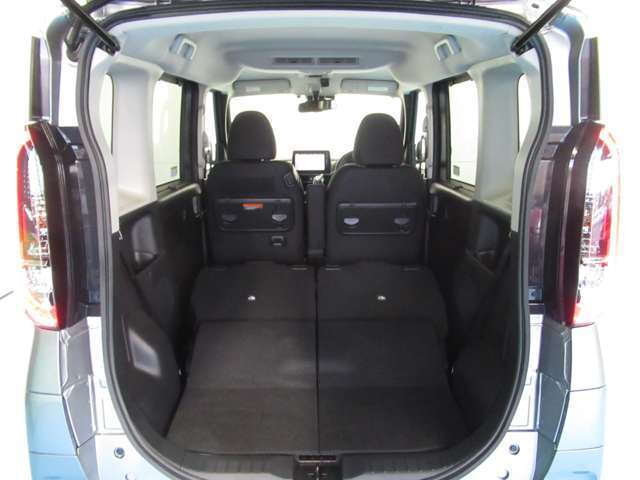 バックドアも大きく荷物の出し入れもらくです　リヤシートは、左右分割式で背もたれを倒すと広いラゲッジルームとして使用可能です