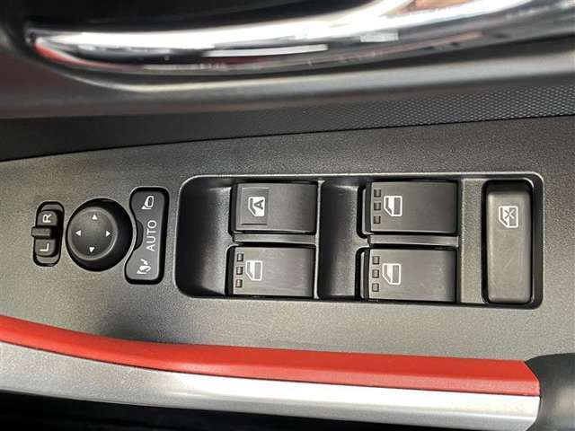 運転席ドア側パワーウィンドウ・ドアミラースイッチ。