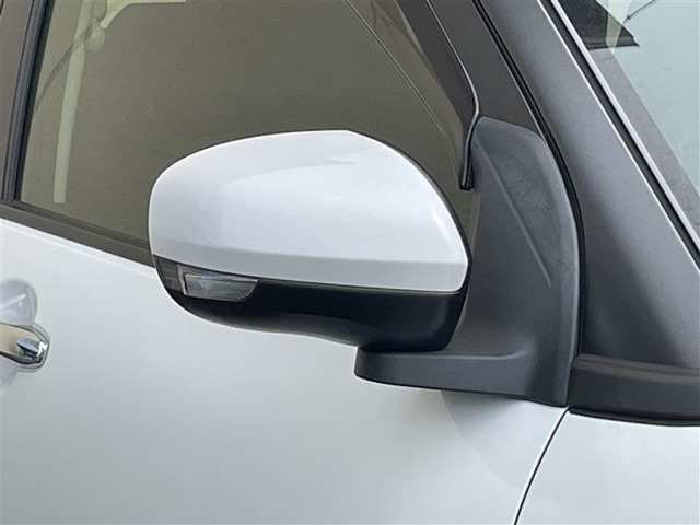 対向車や歩行者が認識しやすいサイドターンランプ付カラードドアミラー