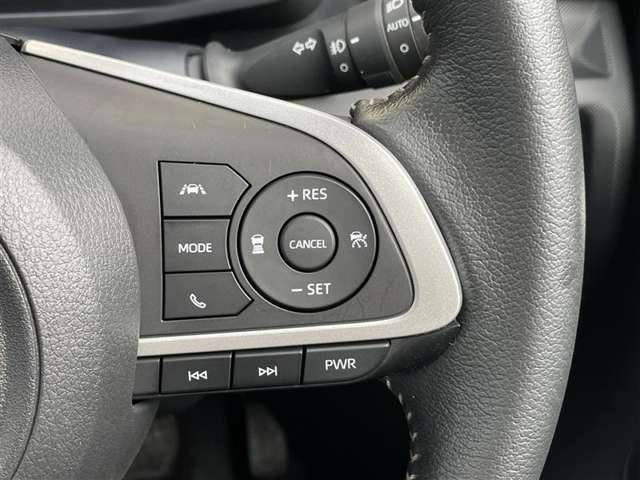 ステアリングスイッチ右側　LKCスイッチ、電話スイッチ、全車速追従機能付ACC操作スイッチ、オーディオ操作スイッチ。　ハンドルから手を離さなくても操作ができます！