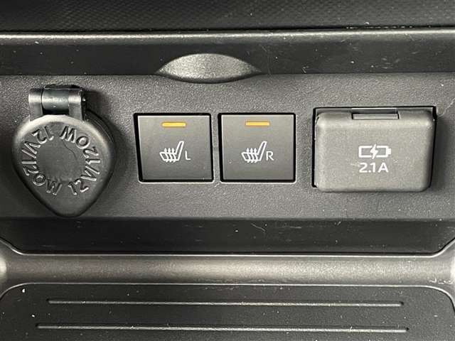 アクセサリーソケット。　シートヒーター付きです。寒い日も快適なドライブが楽しめます♪　充電用USB端子付き。スマートフォンなどの充電に便利です。
